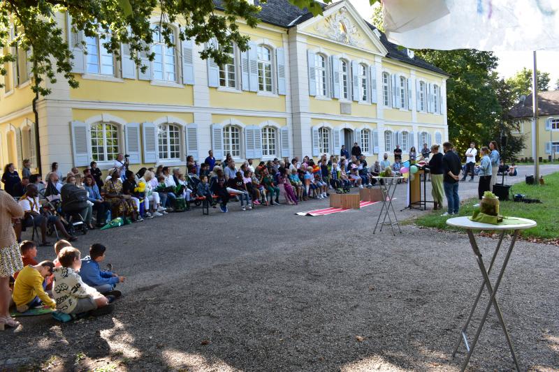 Einschulung 2023 vor dem Schloss Stutensee