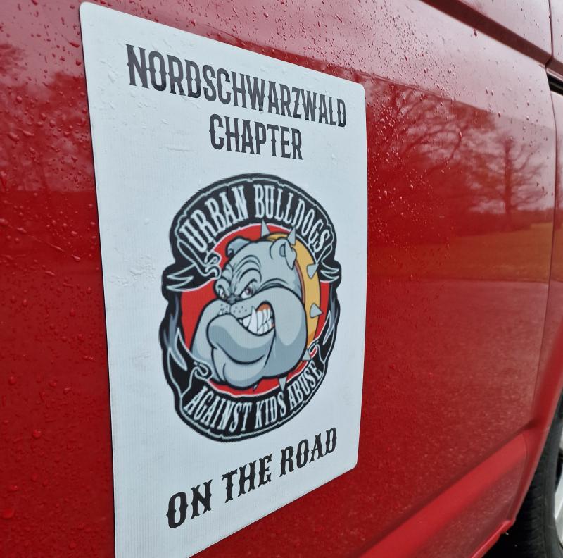 Nicht mit dem Motorrad, sondern mit ihrem bedruckten Auto transportierten die Mitglieder die Schokoteile zu uns in die Jugendeinrichtung