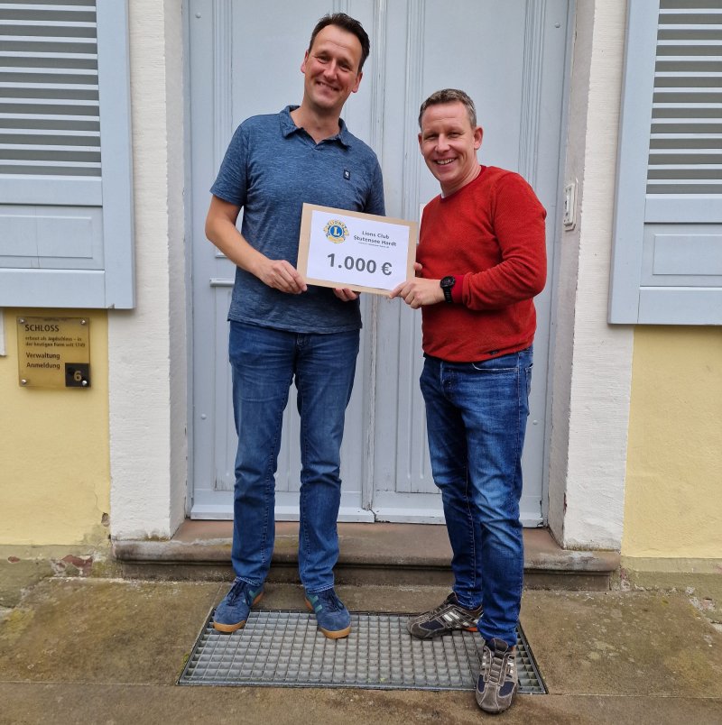 Geschäftsführer Jens Brandt (links) und Past-Präsident Matthias Gottwald (rechts) vor unserem Schlossgebäude bei der Spendenübergabe
