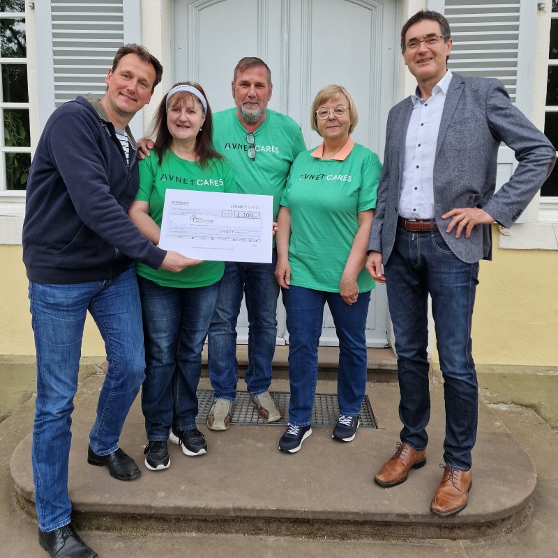 Insgesamt 1.200€ wurden uns bei einenm Besuch der Geschäftsführung und des Betriebsrates feierlich überreicht. 