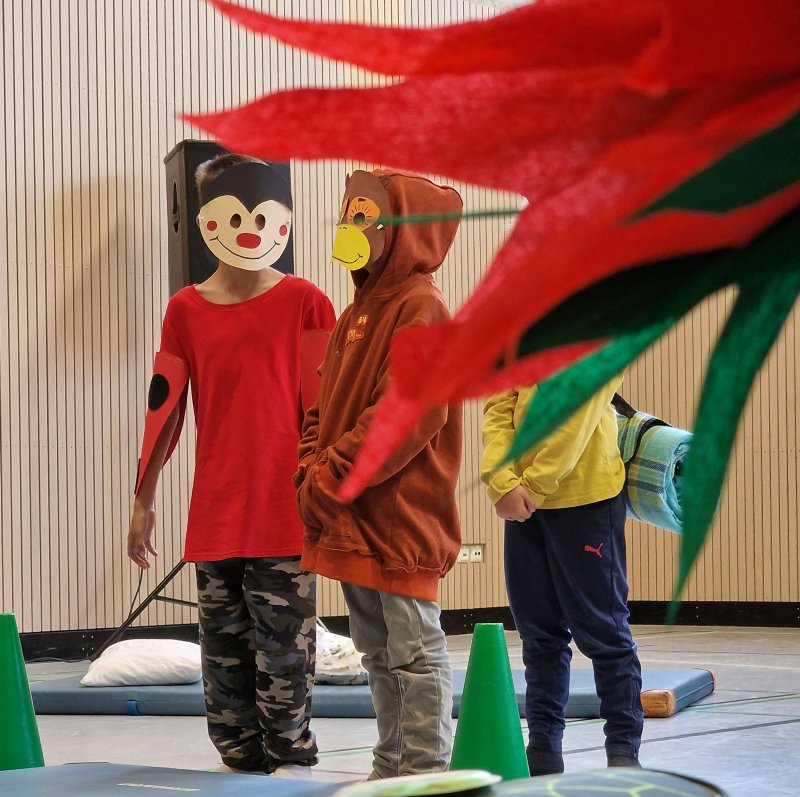 Sie haben eine tolle Theateraufführung für die Neuankömmlinge vorbereitet