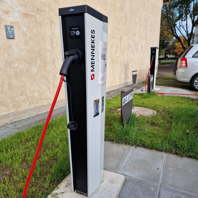 Dafür wurden drei neue Ladesäulen auf unserem Gelände installiert