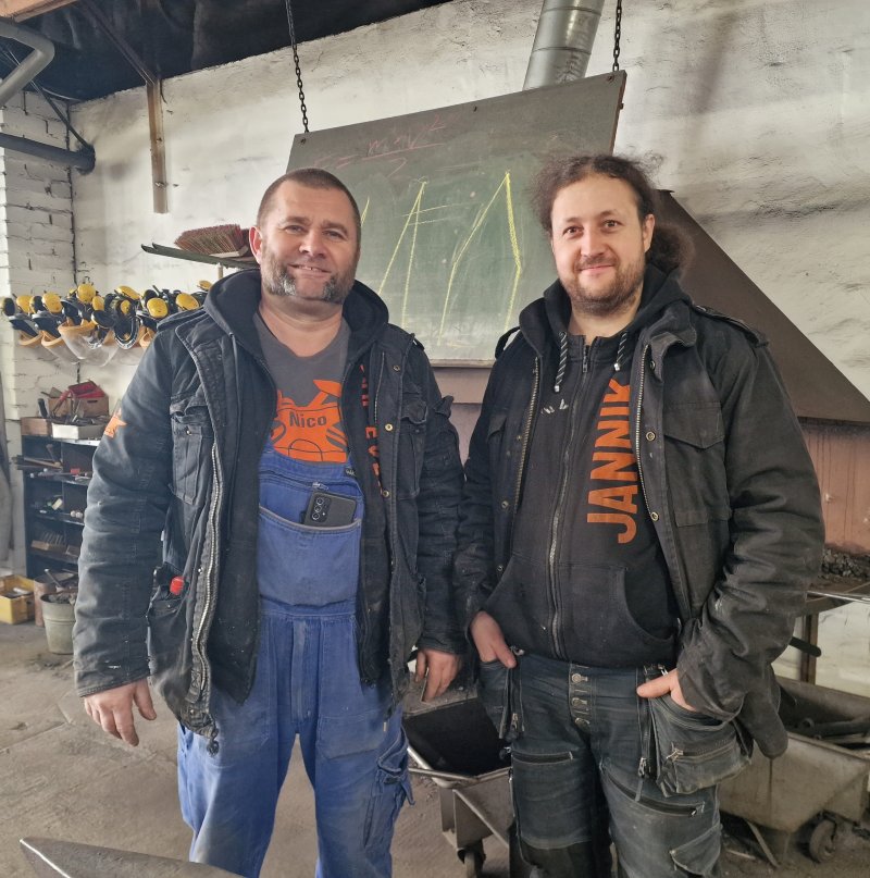 Schmiedemeister Nico Runge (l.) und AG-Leiter Jannik Krischke (r.).