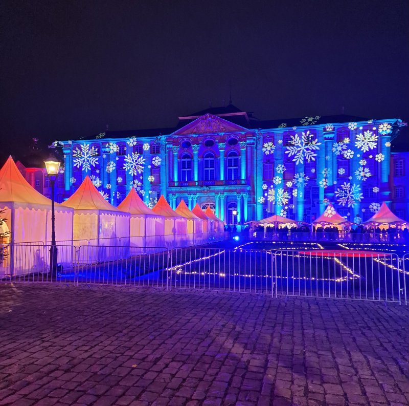 Abends wird das Bruchsaler Schloss bunt beleuchtet.