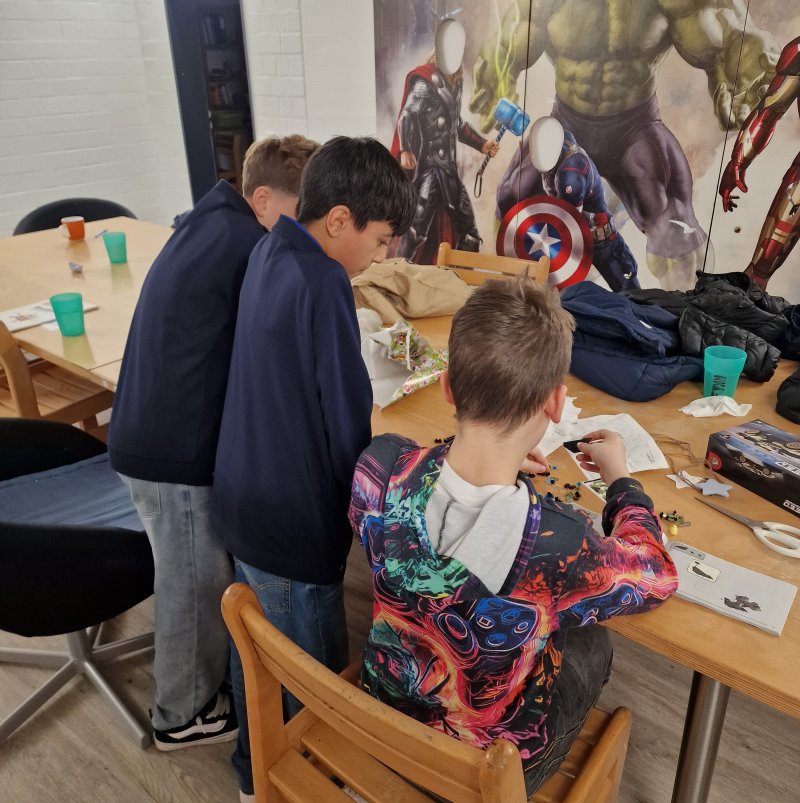 Außerdem besuchten die KSC-Jungs unsere Tagesgruppen.