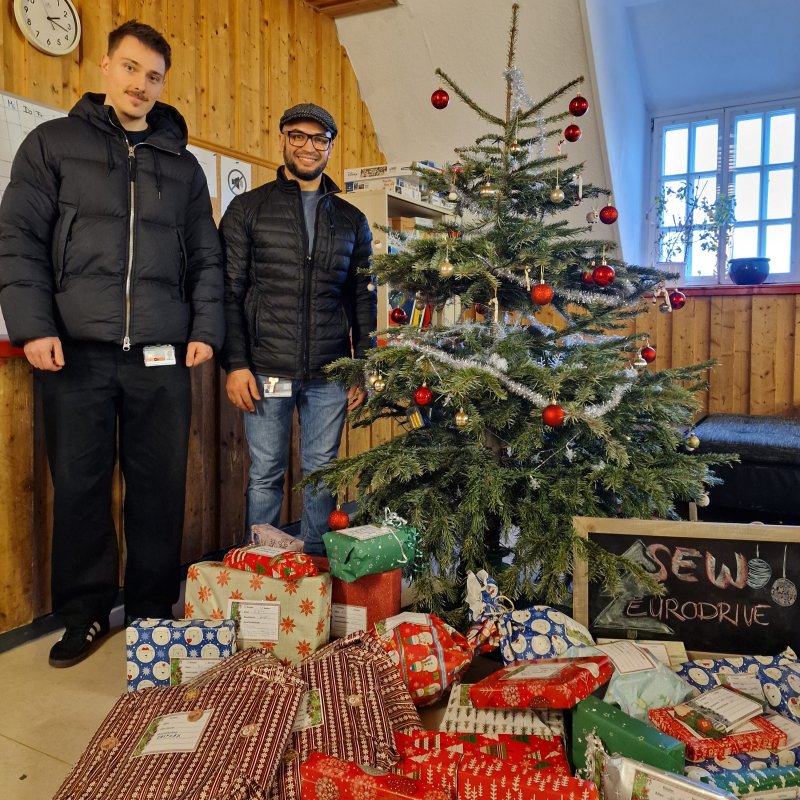 Damon Kaul (l.) und Hamidi Hachicha vom Betrieblichen Gesundheitsmanagement (BGM) der SEW-Eurodrive GmbH & Co KG überbrachten die Geschenke.