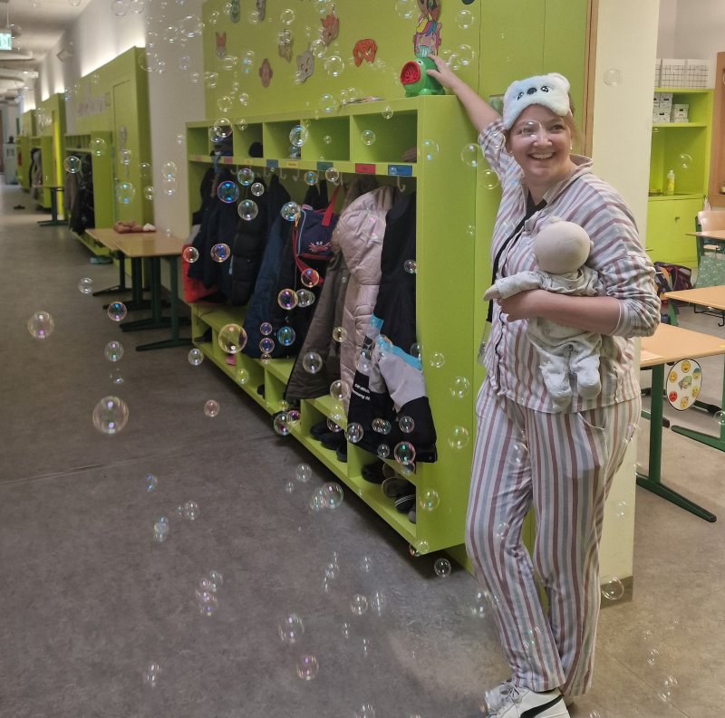 Auf den Gängen der Grundschule wartete eine Seifenblasen-Maschine auf die Kinder.