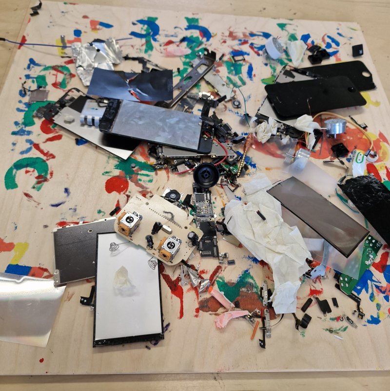 Die Jugendlichen bauten beispielsweise alte Handys auseinander, um aus den Materialien Neues zu erschaffen.