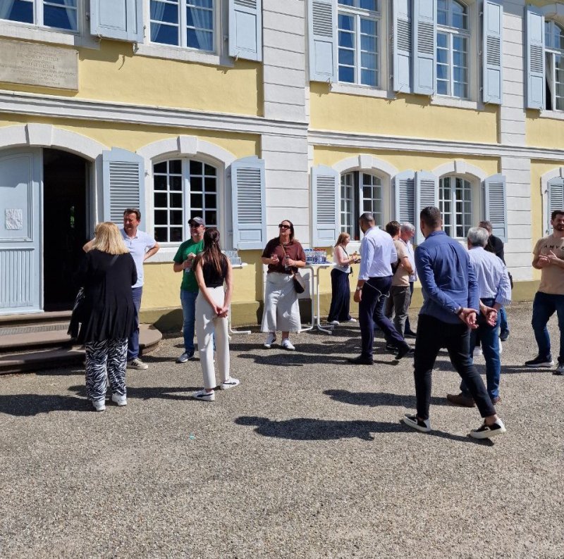 Die Delegation, bestehend aus Bürgermeisterinnen und Bürgermeistern sowie Vertreterinnen und Vertretern kommunaler Verbände wurde bei einer Führung über das Gelände über die Arbeit und Strukturen der Einrichtung informiert.