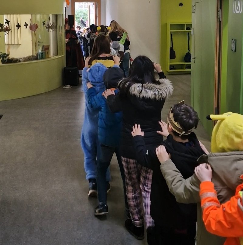Unser kleiner Faschingsumzug zieht durch die Gänge der Grundschule.