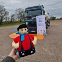 "Brummi" in Action. Auch das Maskottchen der Aktion war mit dabei und durfte anschließend im Schloss einziehen. 